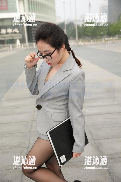 高画质沉迷：爱丝的丝脚踏上路边的一小步，这是一场视线的探戈