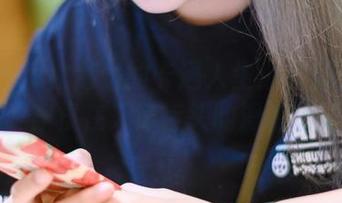 Akisoso秋楚楚的卡通人生：无圣光新系列，穿梭在天津街头的滑稽套图！