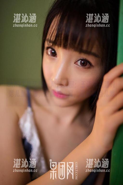 GIRLT果团网 - 精选美图：王语纯在清纯范儿里打滚，这眼神…呵，还真带点儿戏。