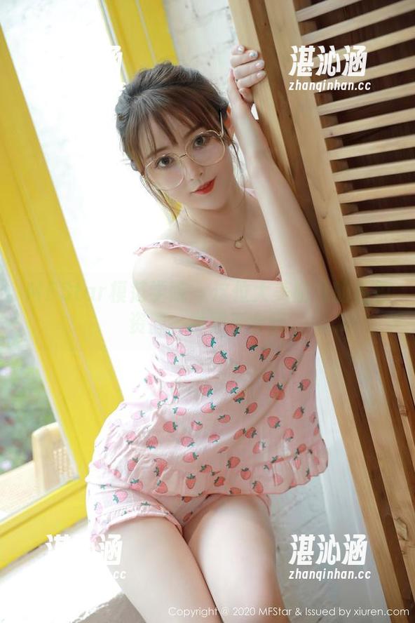 MFStar模范学院 - 这位大美妞儿的私拍资源，学姐真会玩