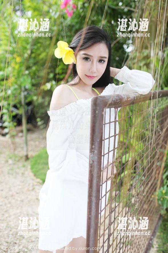 MyGirl美媛馆 - 她在穿牛仔裤时，我已经被迷惑，唐琪儿的桌子真应该印上一张新壁纸！