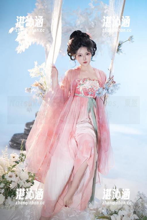Natsuko夏夏子 Natsuko夏夏子的2022圣诞cos,果然是又萌又搞怪的一波操作
