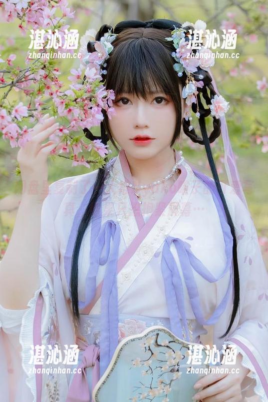 网盘里复制了一大堆Nyako喵子的可爱写真，结果只想抱紧屏幕…