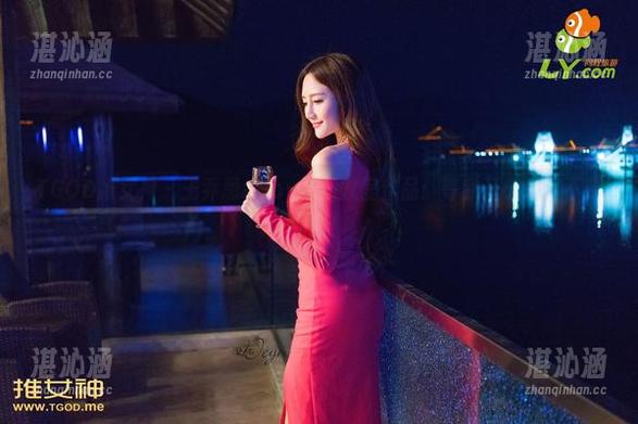 TGOD推女神-王乔恩Abby TGOD推女神 - 王乔恩Abby最新教室作品:等我开小差,不要抓我!