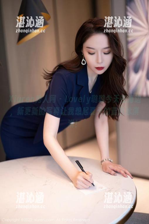 Xiuren秀人网 - Lovely璐璐今天在海边，新更新的写真让我想起夏天的蓝色冰淇淋！