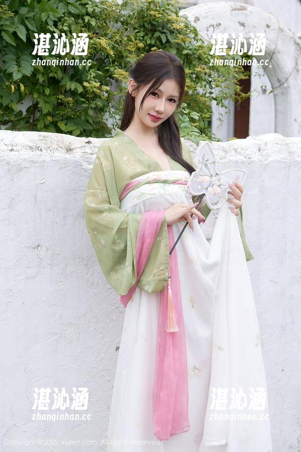 Xiuren秀人网 - 工作日里的快乐来源：夏诗诗Sally美脚的作品分享，让我感到人生不再单调！