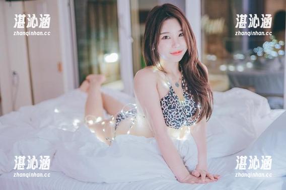 职场女王Zzyuri的COS图集：职业装究竟能有多撩？