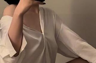 微密圈 – 保守的二舅妈闪亮登场，图包下载等你来呀，快别犹豫。