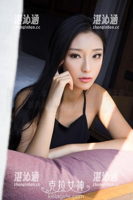 克拉女神 - 拿着图库的最新剪影，女王般的颖儿竟让人想悄悄模仿！