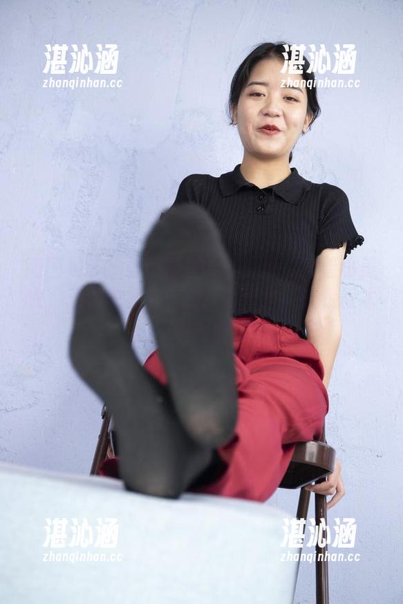 南国足艺-静儿 南国足艺 - 最新原图分享!静儿害羞小美女,难以忽视的气质扑面而来,让我根本不敢侧目。