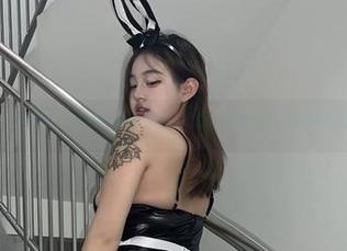 微密圈 – 小优优子在定制旗袍里的ֵ扮相，图集让我忍不住多瞅几眼。