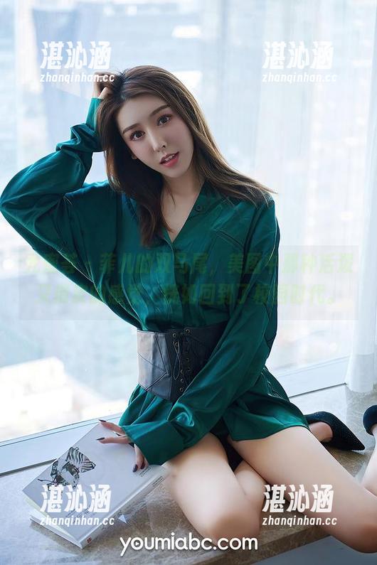 尤蜜荟 - 菲儿的双马尾，美图中那种活泼又俏皮的感觉，恍如回到了校园时代。