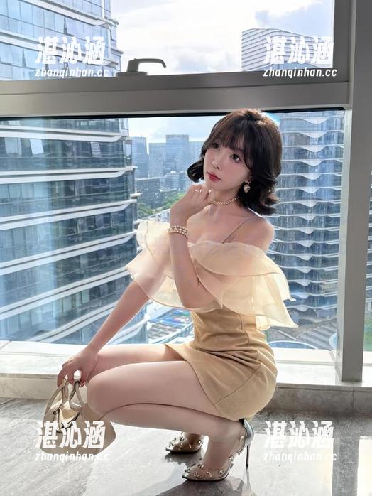 微密圈 - 繁忙的办公室外，徐莉芝的女秘书写真，原图带来的微妙暗示让人回味无穷。