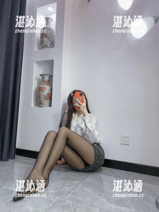杨大乐乐很靠谱 微密圈 - 没圣光的杨大乐乐很靠谱,短裙都能玩出花来,美图背后大有玄机。