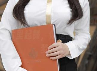 模范学院 – 私拍漫游，唐琪儿Beauty的白裙在图片里起舞，像是随风而来的一场梦。