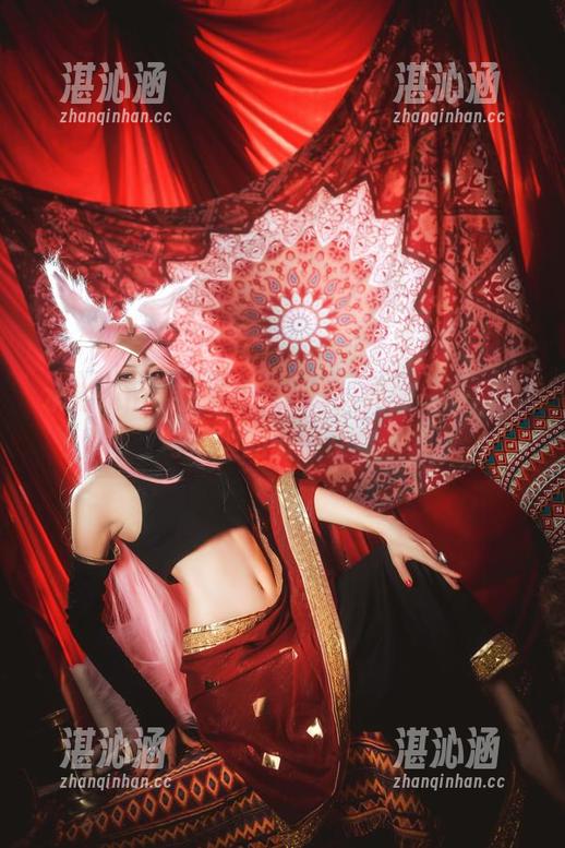 水淼aqua制服高清写真，宛如一场视觉与心理的微妙交集。
