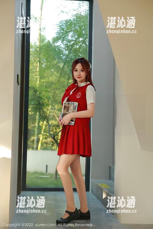 秀人网 - 娜露selena的红裙，那真是件了不起的定制品，图片里每一寸都显得如此动人。