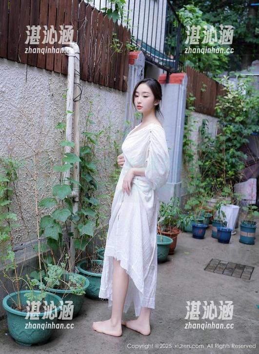 秀人网-小逗逗 秀人网 - 最新写真:小逗逗在泳装里,像是海洋里的小精灵,乱入我的偶像梦。