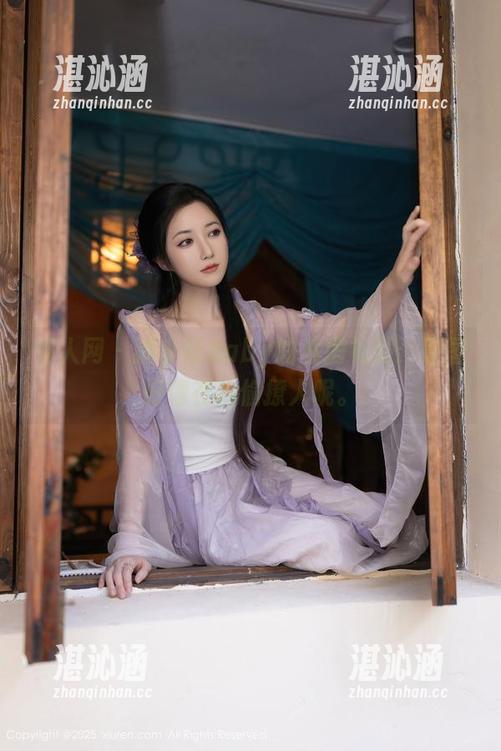 秀人网 - 狐小妖Baby的私房礼服：原图好像在偷偷撩人呢。