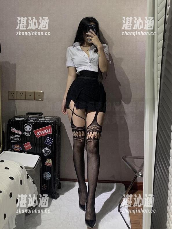 微密圈 - 粉色的猪陈佩奇的裸足合集：我看得入迷，脚趾缝也太美了吧。