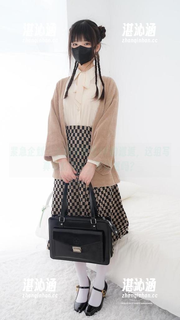 紧急企划 - 小恩与黑丝JK的邂逅，这组写真你能说出个所以然吗？