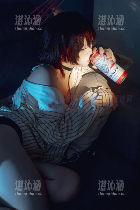 纸悦Etsu_ko的私房版面：这图集里诠释了秘书的另一种姿态。