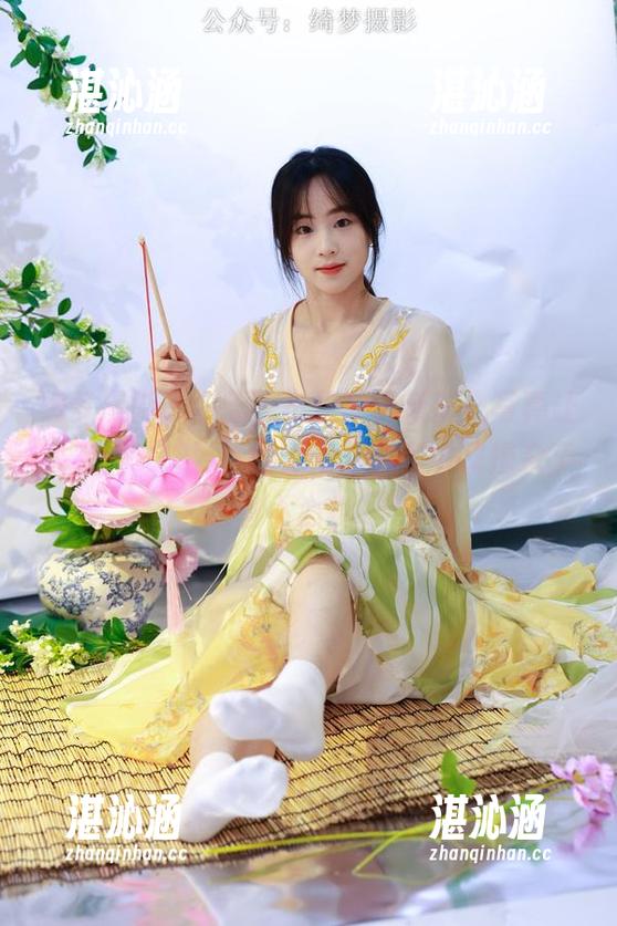 绮梦摄影 - 今天，小代的最新甜心写真让人有种“想要”的冲动，甜蜜中又掺杂了些小心机。