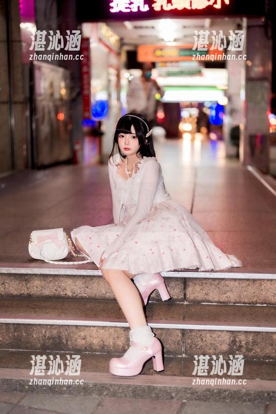 让人停不下来的落落Raku魔女黑猫精选套图