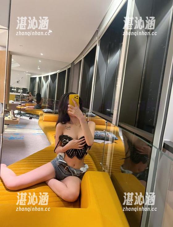 微密圈 - 葛征图库的疯狂组合：丝滑触感与制服硬朗的交错