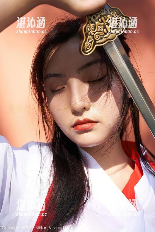 蜜桃社-桃乃香Tina 蜜桃社 - 图集里的桃乃香Tina:学妹的俏皮瞬息,定制造梦?