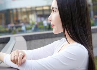 蜜桃社 – 高清了不起的萌美Moemi，夏日里的小清新套图，心想着我也想蹭个热度！