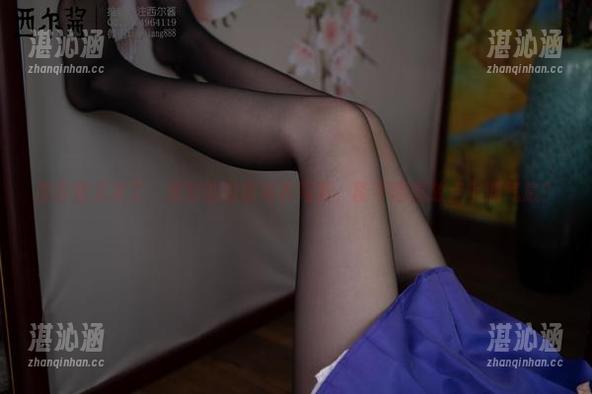 西尔酱又来了，最新的露背毛衣写真，能不能再放点假期气息？