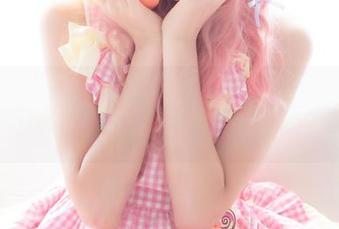 西瓜少女的泳衣作品，这种色彩感真有意思