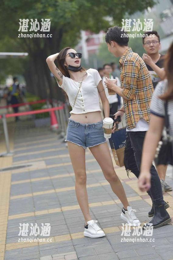 魔镜街拍 - 不可思议的萌宝儿最新表现：在商业广场和哈哈镜中的包臀裙肉丝合集来了！