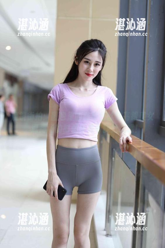 魔镜街拍 魔镜街拍:图包里的咖啡色丝袜高跟美女,逛商场的时候手袋可能抢镜哦!
