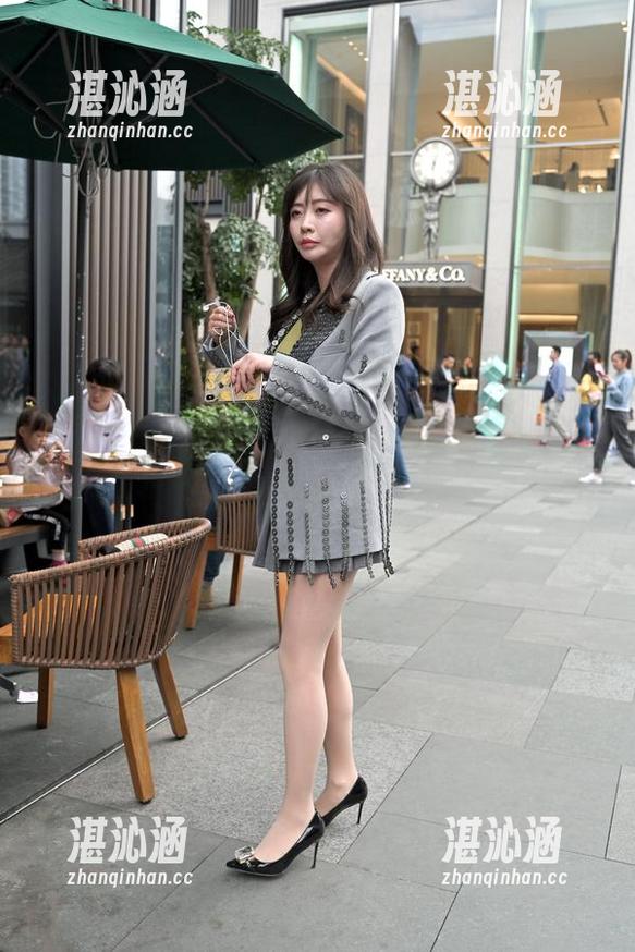 魔镜街拍：完全没想到黑色包臀裙和细跟小高跟会撞出火花，等着我吧，图包！