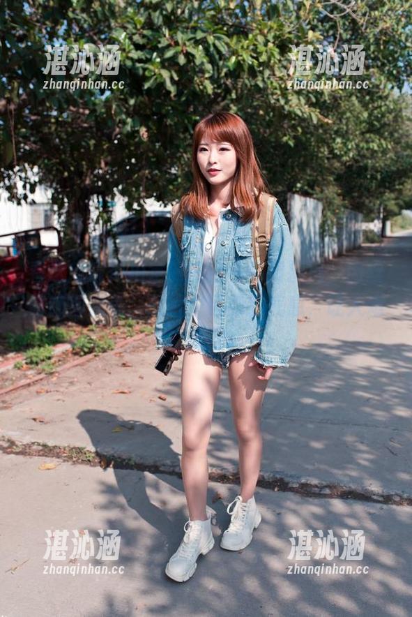 看这魔镜街拍定制的白色高跟旗袍，肉丝修饰得完美，图片中透露的气息，让人难以抵挡。